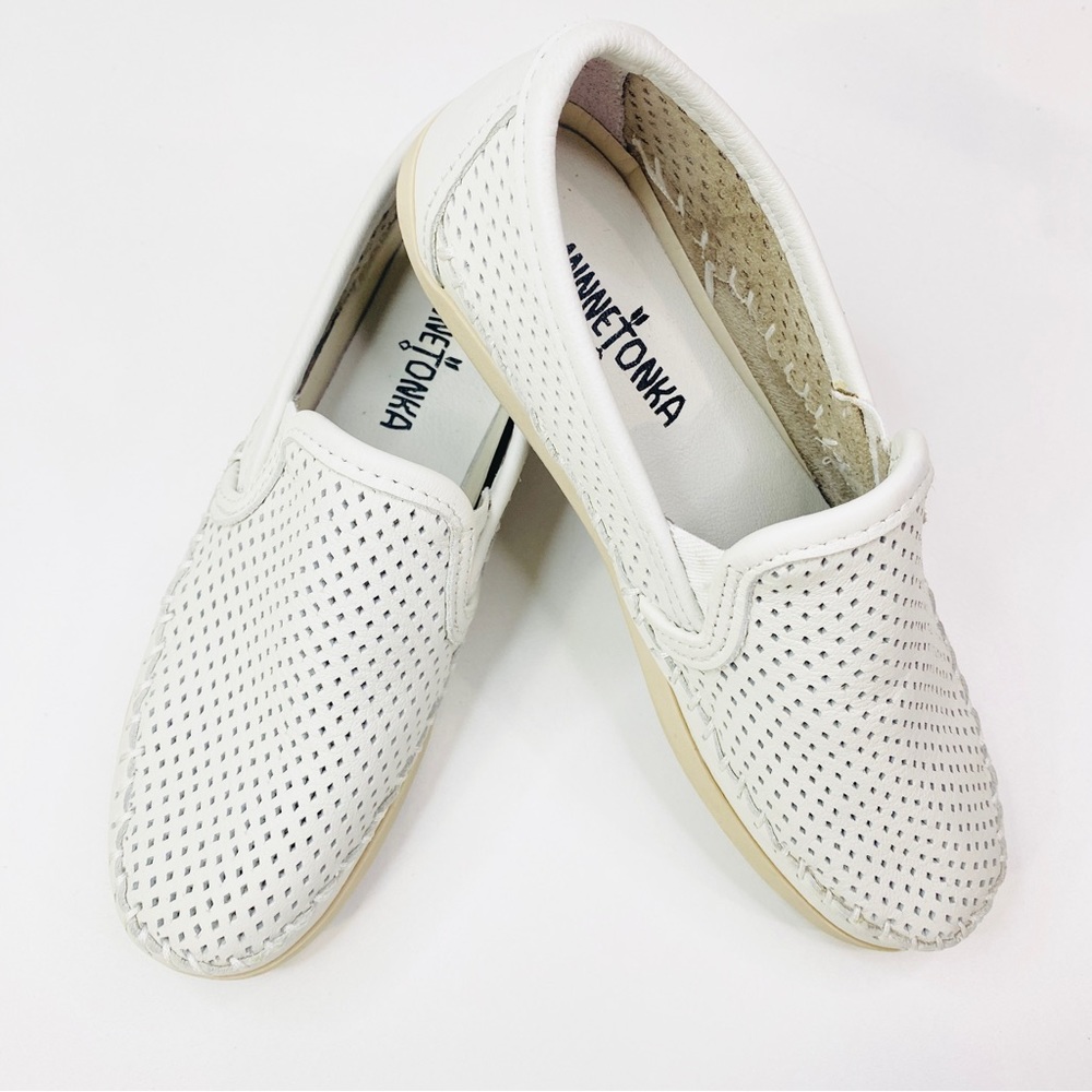 6.5 Minnetonka Pacific White Leather Perforated Leather Slip On Moccasin Loafer